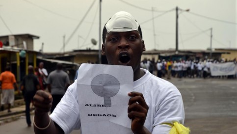 Interdite par les autorités, la manifestation de l'opposition gabonaise samedi 20 décembre a donné lieu à des échauffourées. AFP PHOTO/CELIA LEBUR