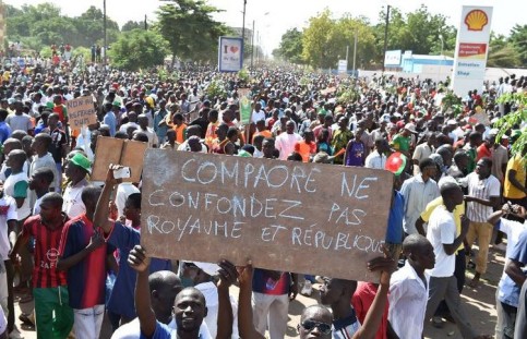 Des manifestants, soutenant le parti d'opposition au Burkina Faso, protestent contre le projet de révision constitutionnelle permettant le maintient au pouvoir de Compaoré, à Ouagadougou le 28 octobre 2014 (Photo Issouf Sanogo. AFP)