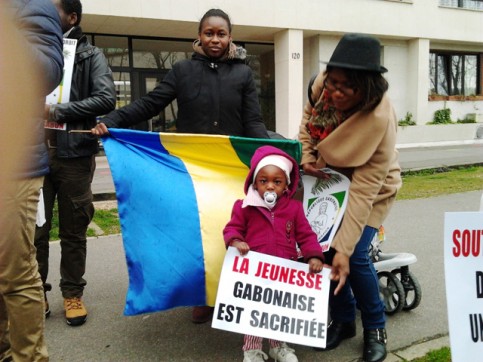 Manifestation de Gabonais devant l’Unesco, à Paris, le 4 avril 2015. © dworaczek-bendome.org