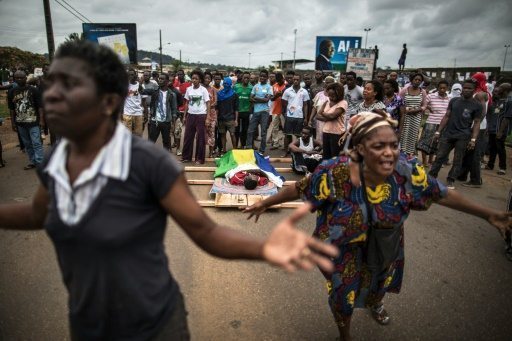 Des manifestants accompagnent en procession le corps d'un homme tué lors d'affrontements avec les forces de sécurité, le 2 septembre 2016 à Libreville © MARCO LONGARI AFPDes manifestants accompagnent en procession le corps d'un homme tué lors d'affrontements avec les forces de sécurité, le 2 septembre 2016 à Libreville © MARCO LONGARI AFP