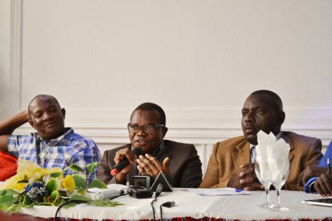 Des leaders de la société civile gabonaise, dont Marc Ona (au micro). © Gabonreview