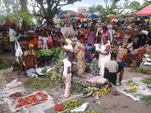 « La terre Promise », un marché de fortune à la Peyrie. Au Gabon, les prix sont parmi les plus élevés du continent africain © DR. 
