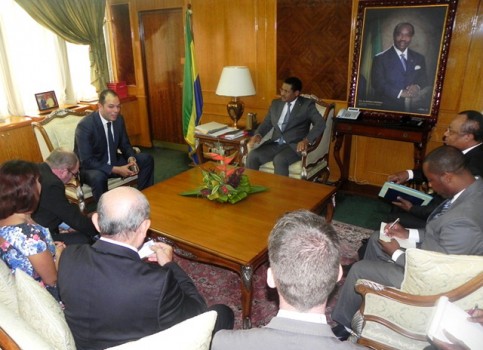 Daniel Ona Ondo avec ses hôtes de Marofrance.© Presse de la Primature/Jr Mboulet