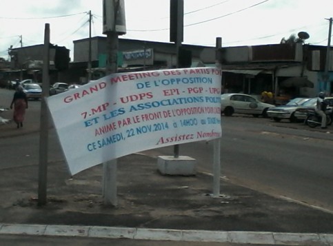 Carrefour Jean Rémy Ogoula à Port-Gentil : Une banderole annonçant le meeting du Front uni de l’opposition. © Gabonreview/Louis Mbourou