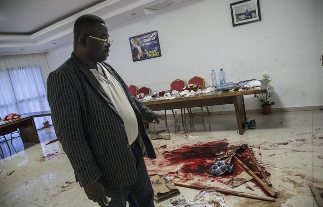 Le membre de l'opposition Filbert Mayombo montre les traces de sang et fait constater les dégâts causés au siège de l'opposant Jean Ping après l'annonce de l'élection d'Ali Bongo comme président du Gabon. - Auteur / Source / Crédit SAMIR TOUNSI / AFP