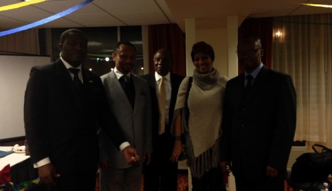 Le Dr. Daniel Mengara, à droite, et Messieurs Omva et Ambamany, à gauche, posant avec deux invités le 30 novembre 2013 à Atlanta.