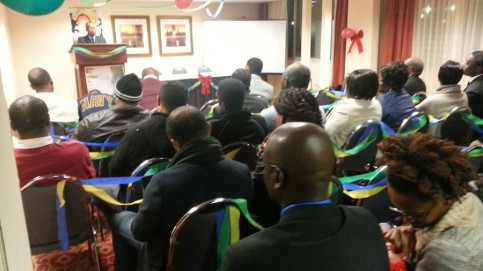Le Dr. Mengara s'adressant aux Gabonais à Atlanta le 30 novembre 2013