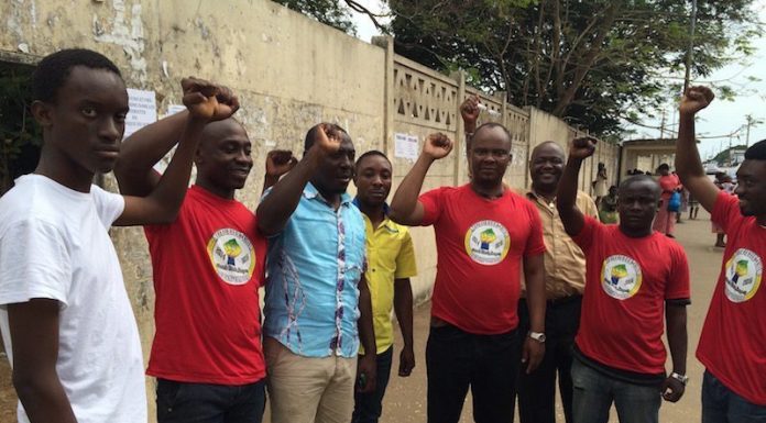 Daniel Mengara en compagnie des leaders de la Mutuelle des étudiants, qui lui ont fait faire le tour du campus le 20 août 2015 à Libreville.