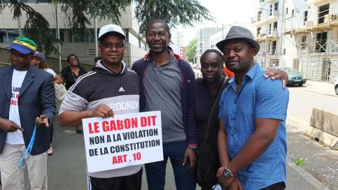De gauche à droite, Daniel Mengara, Désiré Ename, Madame Edith et Curtis Mabika lors de la manifestation du Mouvement des Femmes à Nantes le vendredi 5 juin 2015.