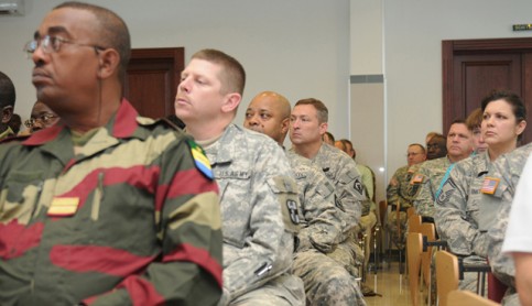 Militaires Gabonais et Américains, en réunion pour une manœuvre militaire médicale en mars 2012 au Gabon. © militaryphotos.net