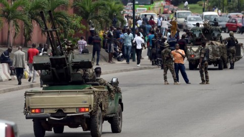 Des soldats ivoiriens bloquent l'accès au quartier d'affaires du Plateau, à Abidjan, le 18 novembre 2014. AFP/ ISSOUF SANOGO