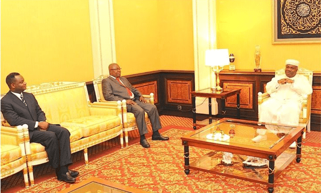 La photo de la rencontre secrète entre Moukagni Iwangou et Ali Bongo, publiée par le quotidien L’Union, le 18 septembre 2015, à l'époque où Moukagni Iwangou niait encore vouloir entrer au gouvernement. © D.R.