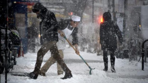 Dès lundi soir, New York a connu de fortes chutes de neige - et 60 cm au moins étaient attendus dans la nuit. Dès lundi soir, New York a connu de fortes chutes de neige - et 60 cm au moins étaient attendus dans la nuit. | EPA / MAXPPP