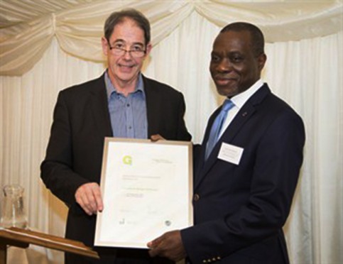 Le ministre des Eaux et Forêts, Noël Nelson Messone, recevant, le 18 novembre 2014, le Green Ribbon Political Award pour Ali Bongo Ondimba. © courtsey de Dan pont