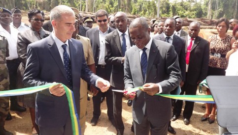 Coupure du ruban symbolique par Noël Nelson Messone, le 22 novembre 2014. © Gabonreview