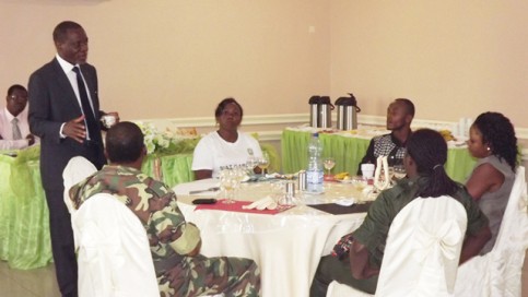 Nelson Messone, en discussion avec les agents des Eaux et Forêt du Woleu-Ntem. © Gabonreview