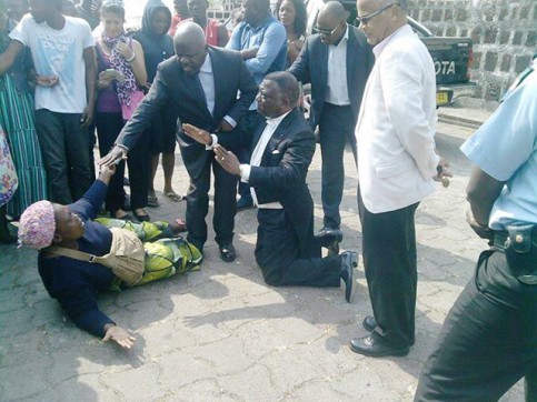 nzouba-a-genoux_Gabon