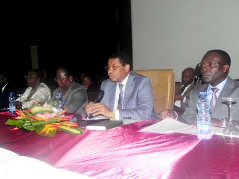Ona Ondo a rencontré les représentants des syndicats, le 19 novembre 2014 à l’immeuble Arambo. © Gabonreview