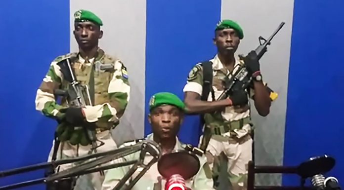 Capture d'écran de l'intervention de militaires mutins à la Radio-télévision gabonaise (RTG), le 7 janvier 2019.