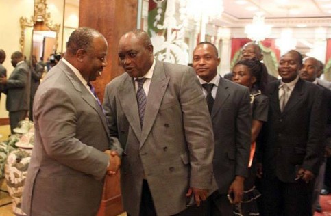 Ali Bongo recevant la classe politique de tous bords, pour une concertation politique, en novembre 2012. © Gabonews