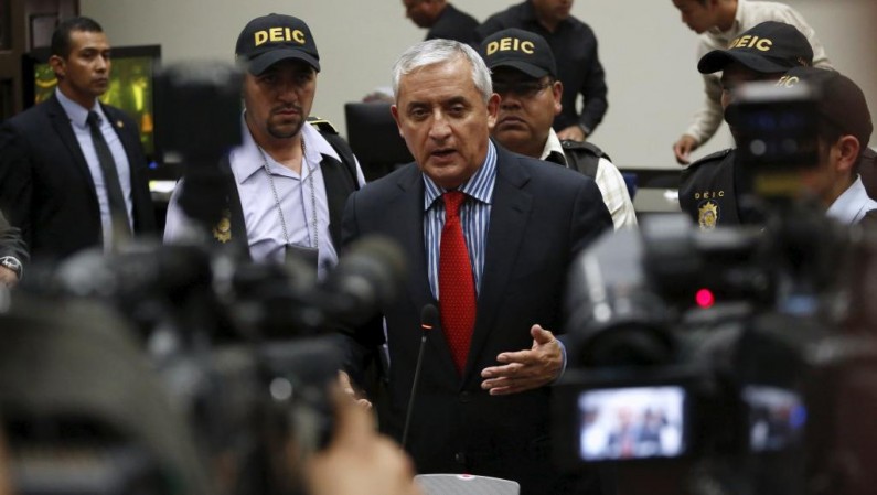 Otto Pérez Molina, ex-président du Guatemala, s'adressant aux journalistes après son audition devant la Cour de justice de Guatemala City, le 3 septembre 2015. REUTERS/Jorge Dan Lopez