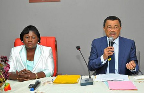 Marie-Françoise Dikoumba, ministre délégué à la Prévoyance social, et le Pr Michel Mboussou, directeur général de la Cnamgs. © Gabonreview