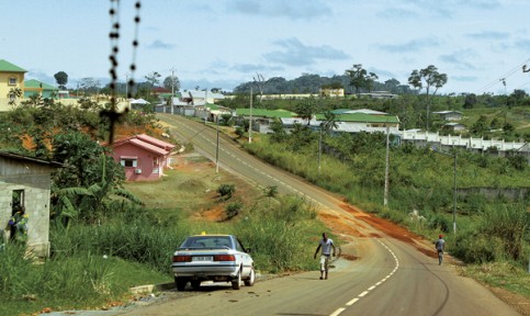 Oyem, capitale du "Fangland", est la quatrième ville du Gabon.  Vieilles routes "yougoslaves", hôpital fermé, gouvernorat à l'abdandon... Les habitants d'Oyem ont le sentiment d'être oubliés. © Baudoin Mouanda pour J.A. 