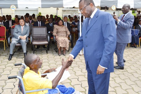 Jean-Pierre Oyiba remettant son bon à un handicapé. © Gabonreview  