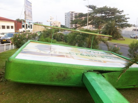 panneaux-pub-detruits-