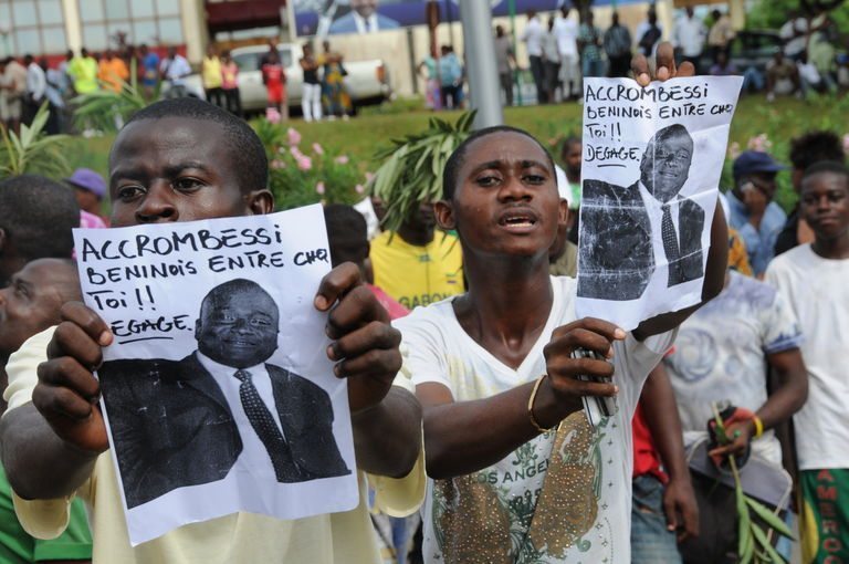 Des partisans d'André Mba Obame, leader de l’opposition, demandent le départ du "Béninois" Maixent Accrombessi, devant l'Assemblée nationale à Libreville, le 4 mai 2011.
