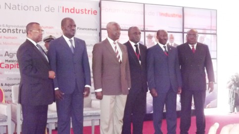photo-de-famille-des-signataires-du-pacte-de-l-industrialisation-gabonaise