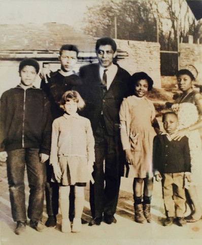 «Photographie datée de 1963 appartenant à la famille Teale. L'aîné Michel (deuxième en partant de la gauche) est aux côtés de son père. Alain-Bernard Bongo (le deuxième en partant de la droite) est devant sa mère Joséphine.» © DR | lemonde.fr