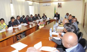 Le Ministre des PME, Jean Félix Mouloungui, réuni à son cabinet de travail
