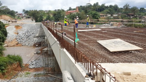 Le pont en construction sur la rivière Missanga à Ndjolé.  © Gabonreview