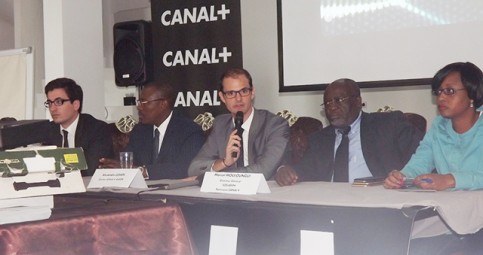 La présentation des nouveaux moyens de paiement Canal+ par le directeur Gabon Canal+ Afrique, Alexandre Cohen et ses trois partenaires. © Gabonreview