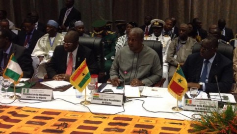 Les trois chefs d'Etat (de gauche à droite) Goodluck Jonathan du Nigeria, John Dramani Mahama du Ghana et Macky Sall du Sénégal à Ouagadougou, ce 5 novembre 2014. RFI / Bertrand Haeckler