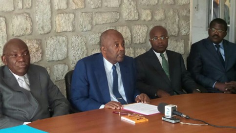 Casimir Oyé Mba et quelques membres du directoire de l’Union nationale, le 28 février à Libreville. © Gabonreview