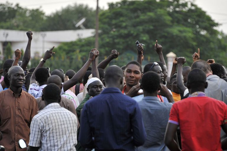 Rassemblement sur la place de la Nation à Ouagadougou, quelques heures après que le président et le premier ministre par intérim ont été arrêtés par un régiment d'élite suspect de loyauté envers l'ancien président Blaise Compaoré.