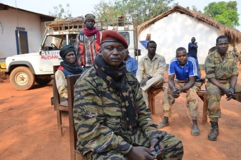 "Nous lançons un appel à nos frères des FACA : ils n'ont qu'à déposer les armes et suivre ce qui va se passer", déclare le colonel Djouma Narkoyo, un des chefs militaires de la Séléka sur le terrain. | AFP/PATRICK FORT