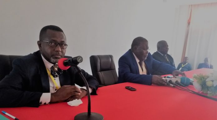 Richard Moulomba lisant la déclaration des 44 partis de l’opposition, le 31 décembre 2018, à la Chambre de commerce de Libreville. © Gabonreview