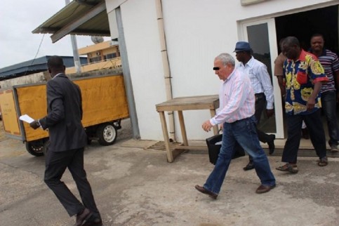 robert_chami_le_pdg_de_robert_services_a_sa_sortie_de_l_aeroport_agp-port-gentil_