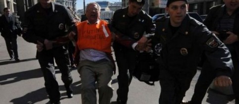 Une vingtaine d'opposants russes ont été interpellés mardi matin devant la Douma, la chambre basse du Parlement, alors qu'ils manifestaient contre un projet de loi augmentant considérablement les amendes visant les participants et organisateurs d'actions de protestation. | AFP/ANDREY SMIRNOV.