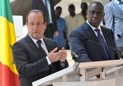 François Hollande (ici au côté du président sénégalais Macky Sall) a rappelé que « le temps de la Françafrique est révolu ». AFP