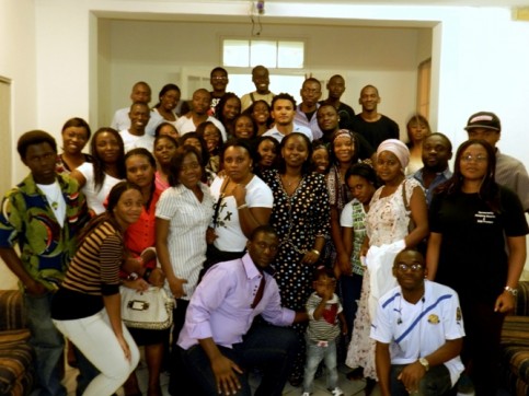 Le nouvel Ambassadeur du Gabon en Afrique du Sud, Son Excellence Madame, Sanni Aoudou Aichatou, posant avec la communauté gabonaise