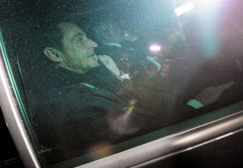 L'ancien président Nicolas Sarkozy quitte en voiture le palais de justice de Bordeaux le 22 novembre 2012 (AFP, Pierre Andrieu)