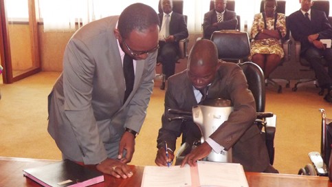 Signature de contrat individuel par un des bénéficiaires. © Gabonreview