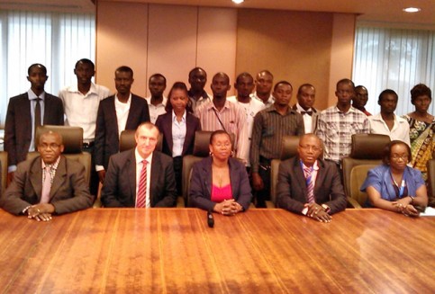 Photo de famille de la cérémonie de signature de contrat individuel de stage. © Gabonreview