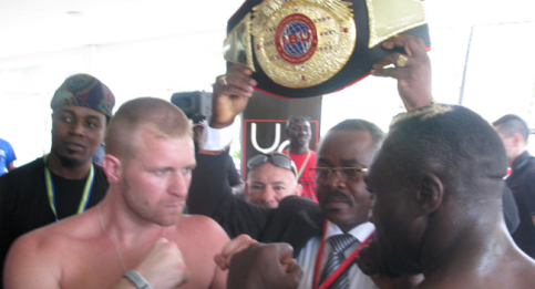 Le Gabonais Taylor Mabika et l’Américain Tyler Seever posant devant la presse