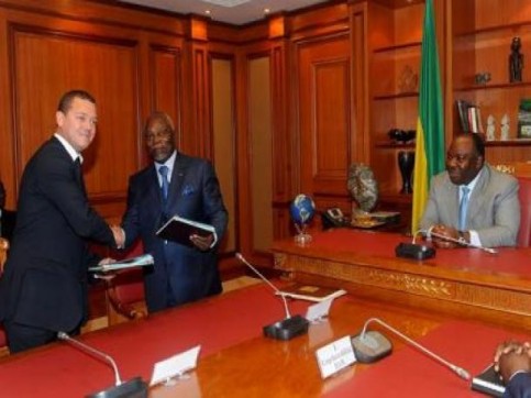 signature-du-marche-de-construction-de-lannexe-du-palais-leon-mba