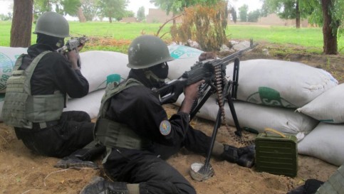 Des soldats camerounais, le 17 juin 2014, surveillent leur position dans la ville-frontière d'Amchidé, à l'extrême nord du pays, une ville soumise aux exactions du mouvement islamiste Boko Haram. Reinnier KAZE / AFP